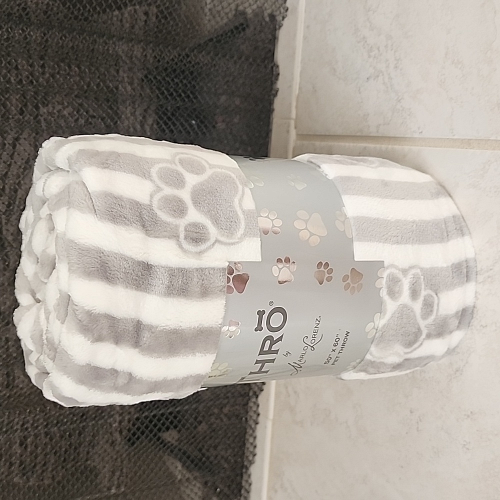 🐾 🌟 PAW PRINT Gray/White Striped PET THROW 🌟 🐾